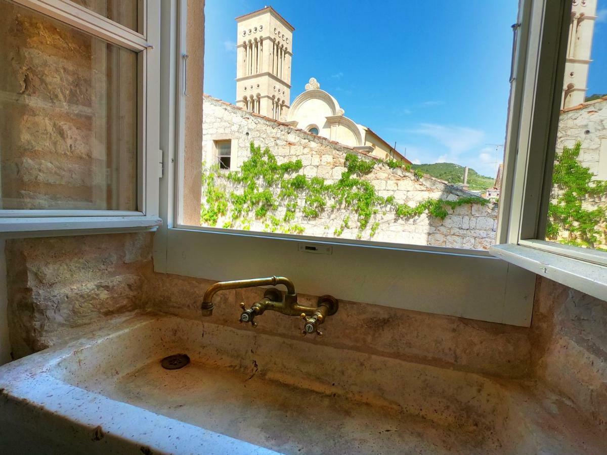 Historic Piazza House & Romantic Hidden Garden Hvar Town Exterior photo